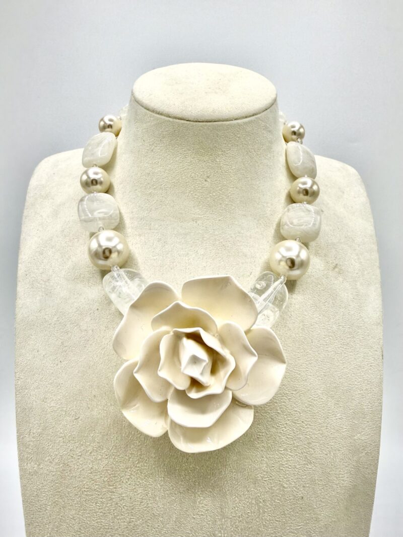 Collana con fiore effetto ceramica
