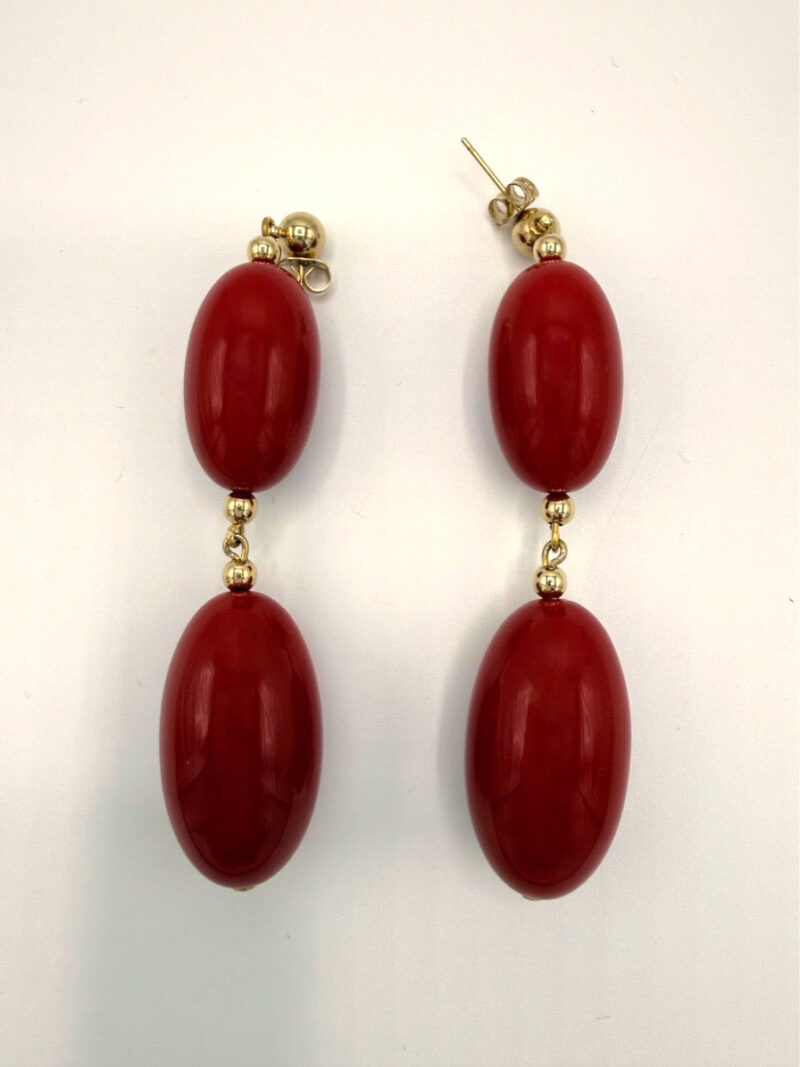 Orecchini con componenti ovali in resina color rosso
