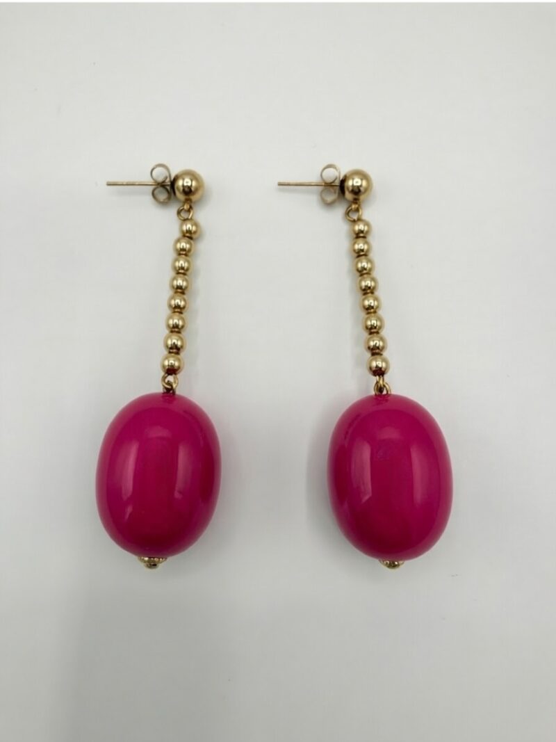 Orecchini con componenti in resina fucsia