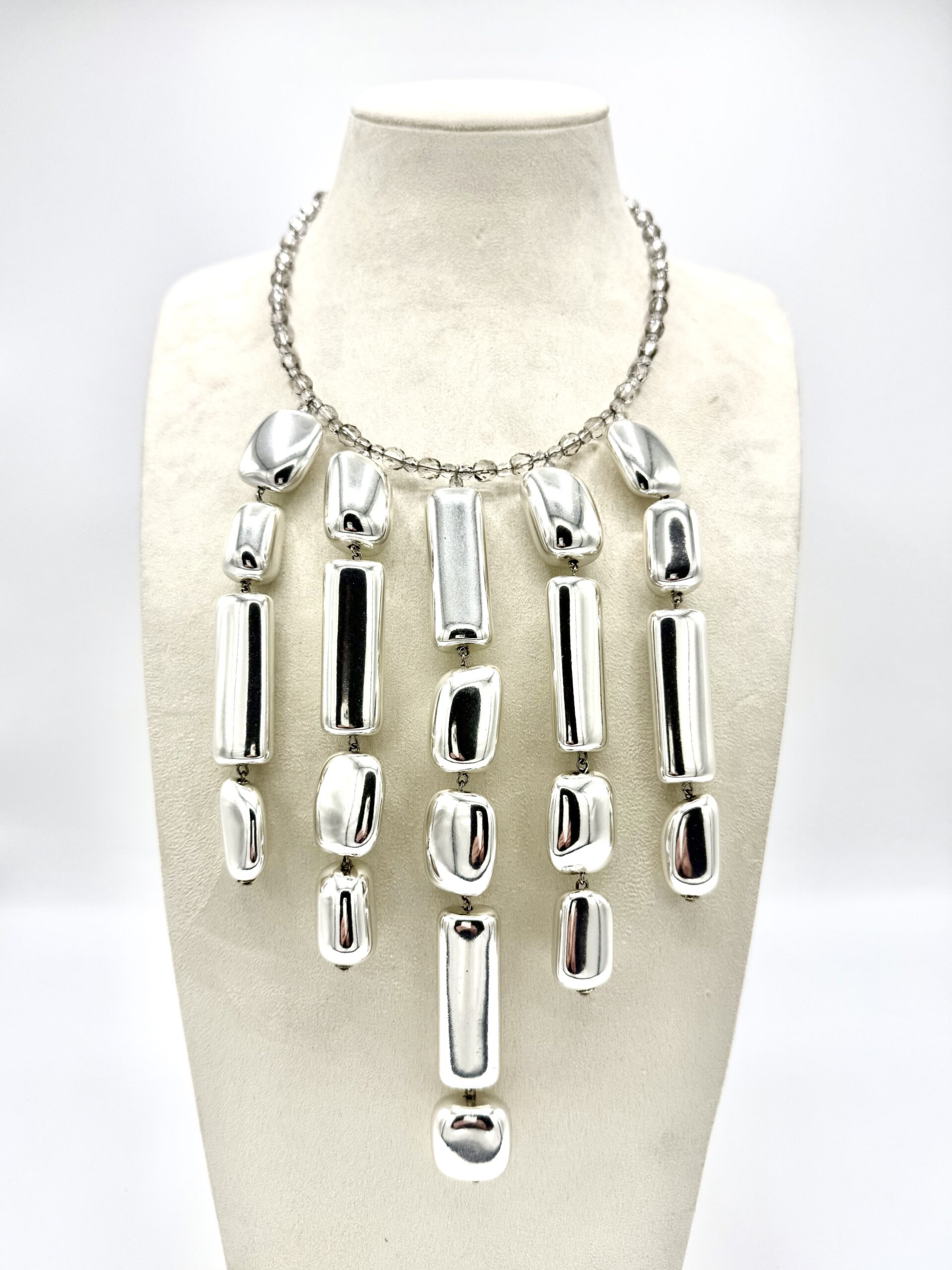 Collier con elementi argentati e cristalli