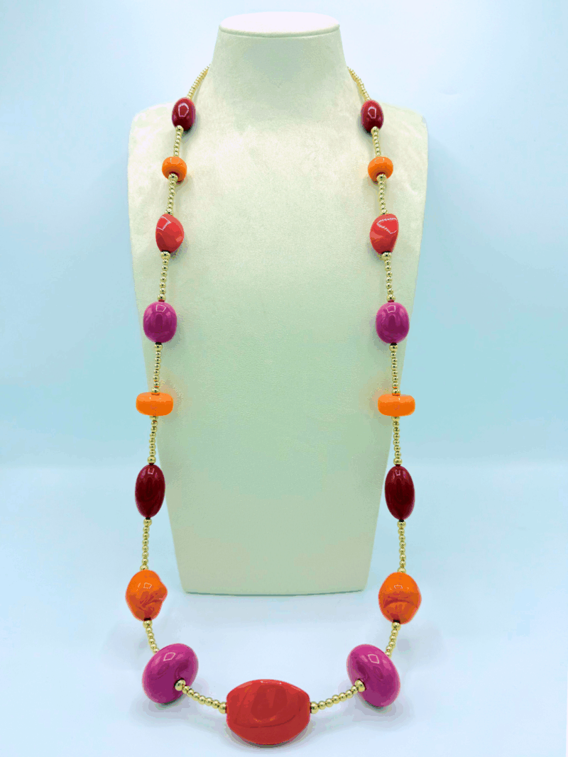 Collana in resina nei colori tendenza