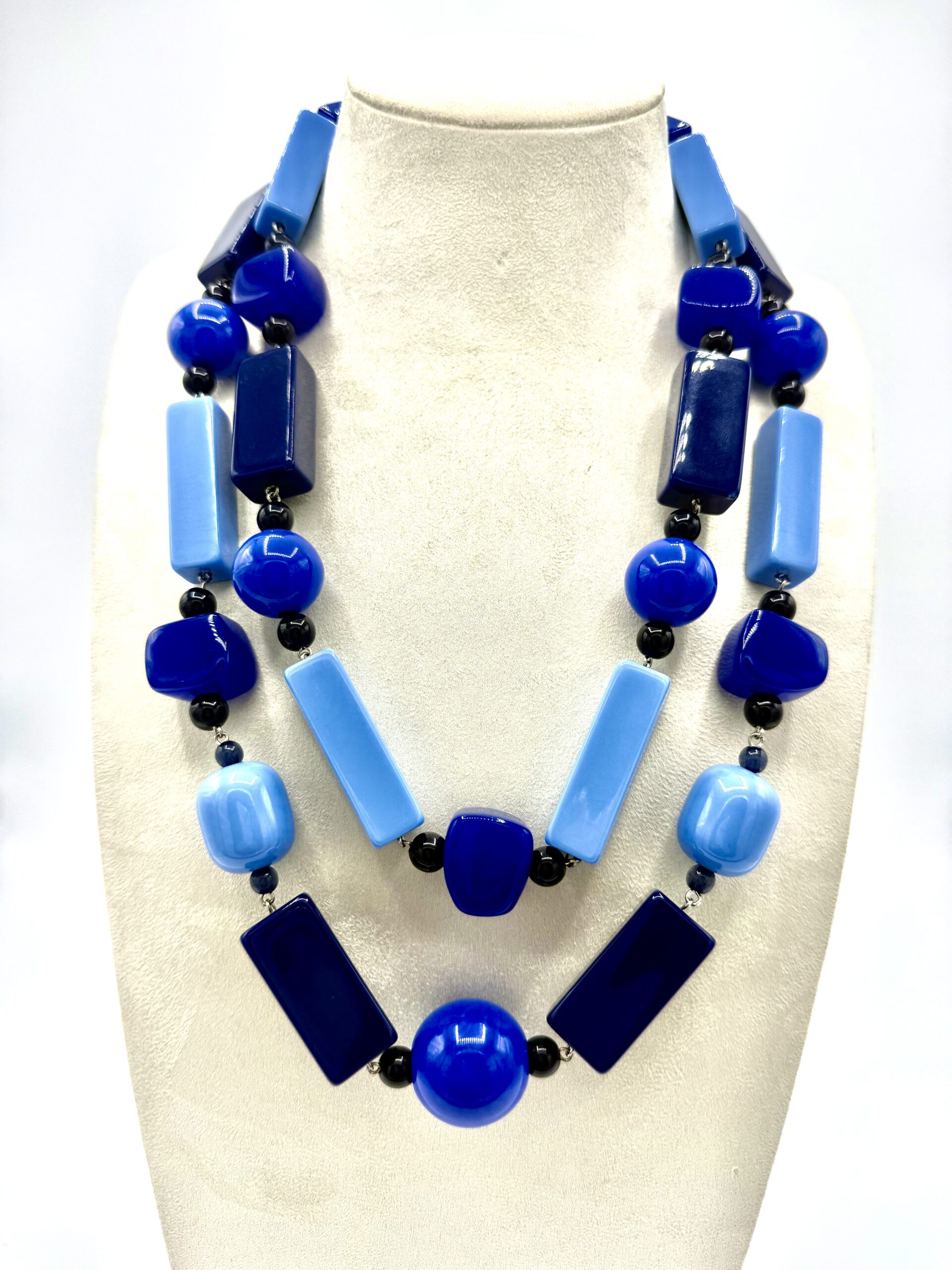 Collana multiforme dal design contemporaneo