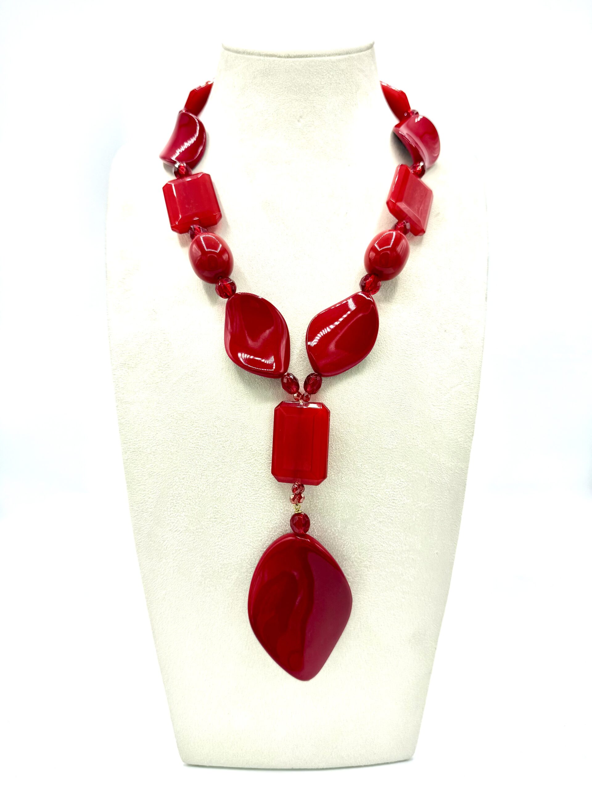 Collier con elementi lavorati a petali