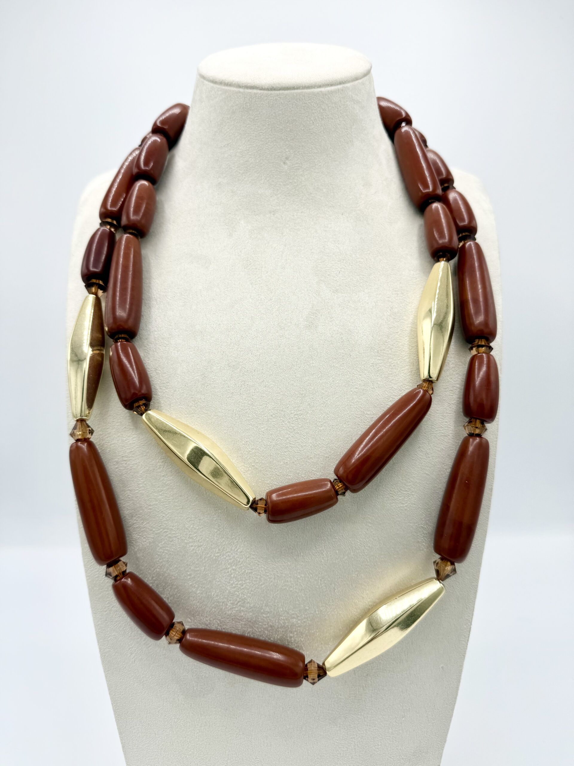 Collana etno chic con elementi galvanizzati oro