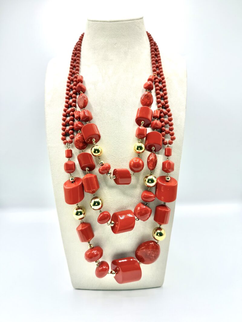 Collana di componenti in resina sintetica imitazione corallo
